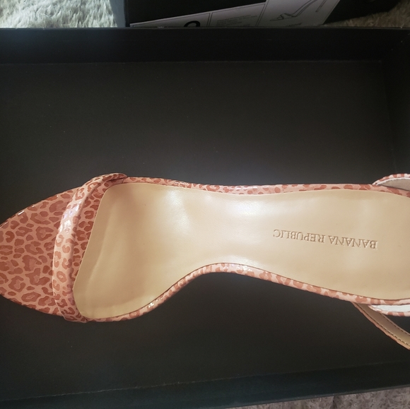 Size 10 Leopard pattern heels - Picture 2 of 4